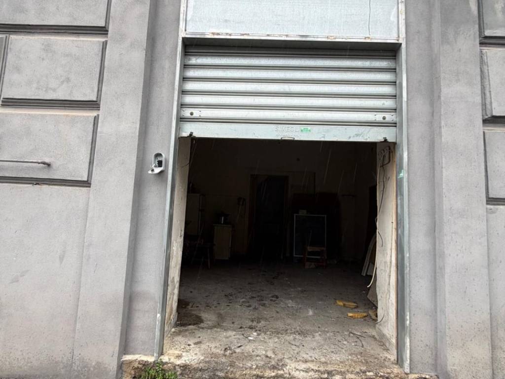negozio in affitto a Napoli in zona Fuorigrotta