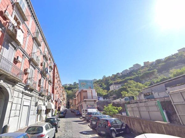 negozio in affitto a Napoli in zona Bagnoli
