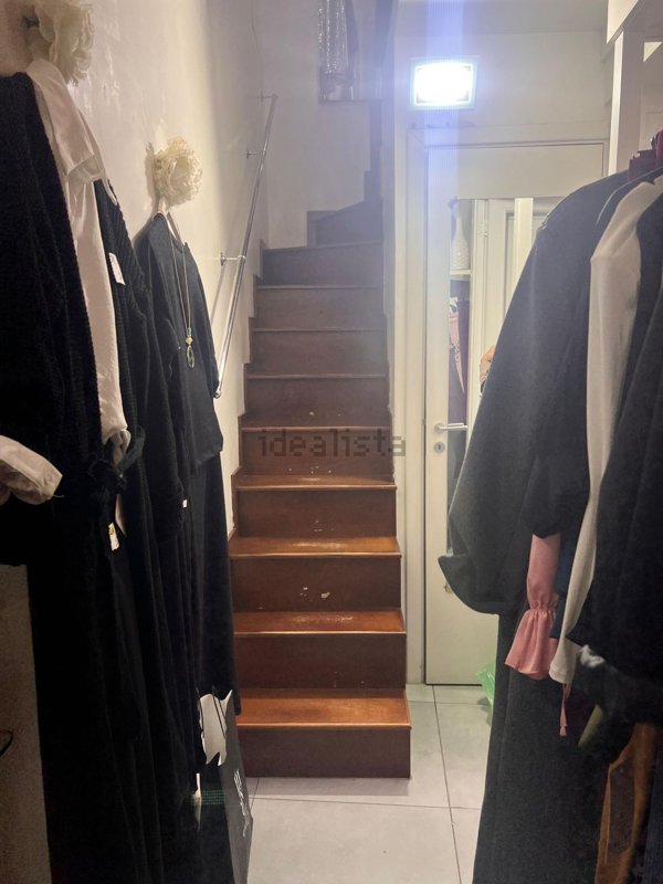 negozio in affitto a Napoli in zona Chiaia