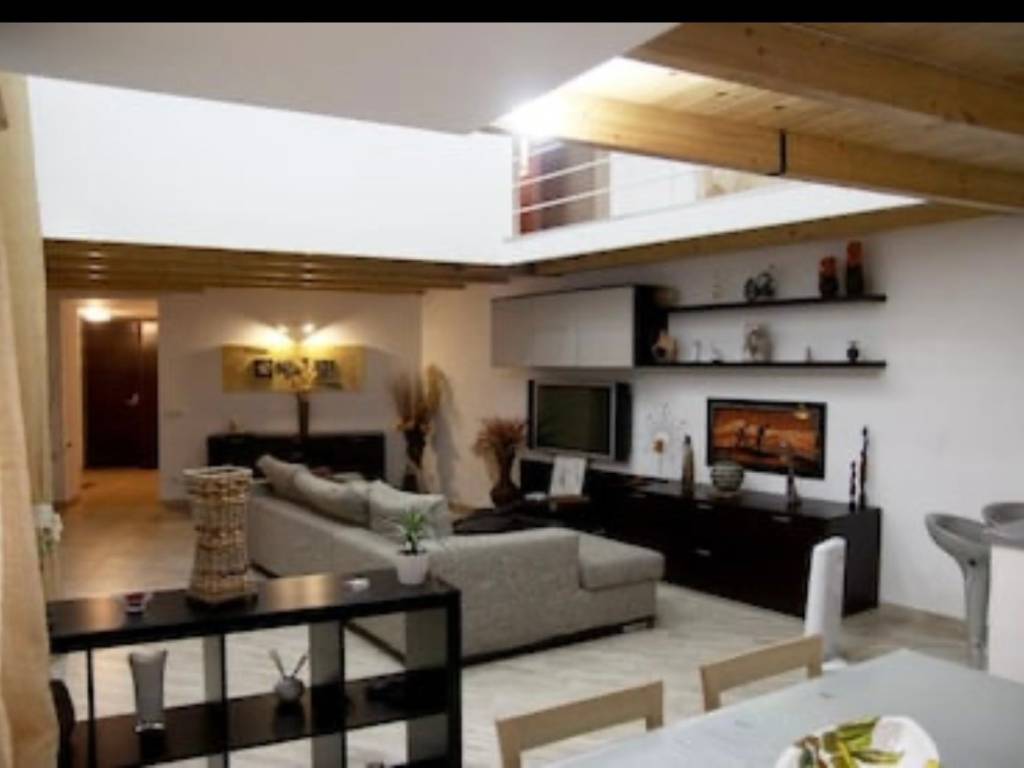 appartamento in affitto a Napoli in zona San Carlo all'Arena