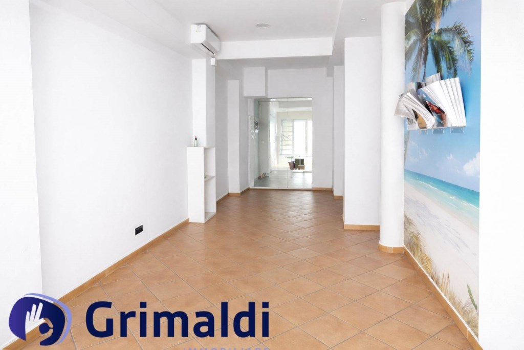 negozio in affitto a Napoli in zona Chiaia