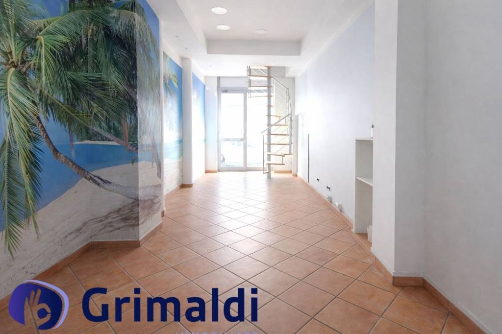 negozio in affitto a Napoli in zona Chiaia