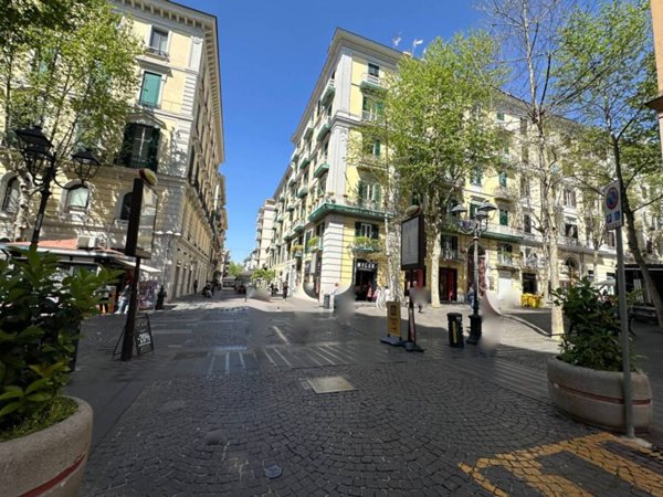 negozio in affitto a Napoli in zona Vomero