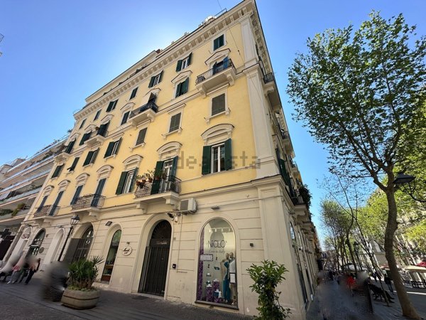 locale commerciale in affitto a Napoli in zona Vomero