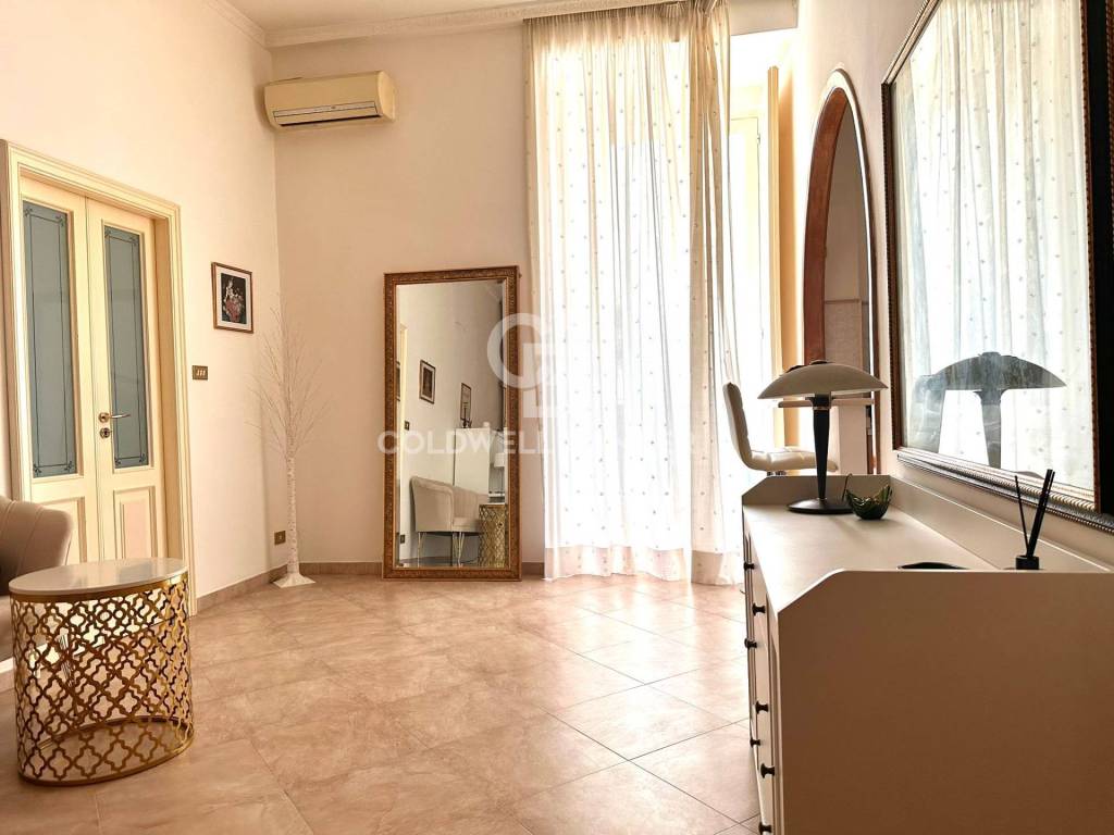 appartamento in affitto a Napoli in zona Chiaia