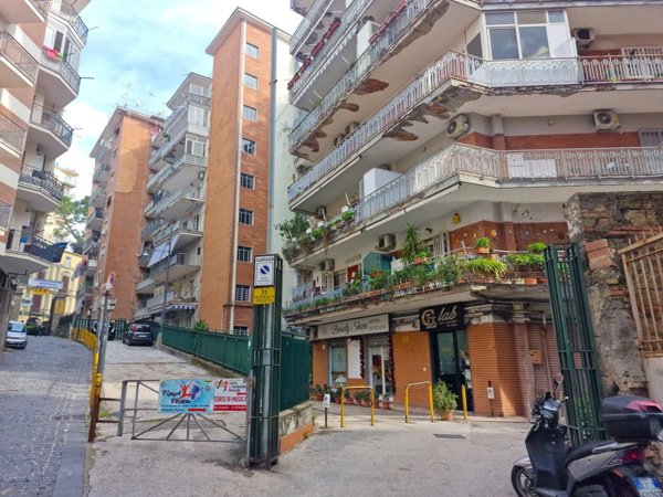 locale commerciale in affitto a Napoli