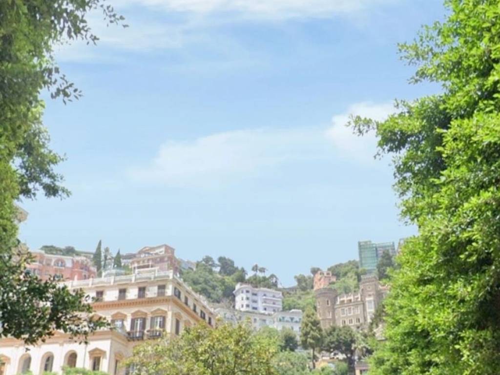 locale commerciale in affitto a Napoli in zona Chiaia