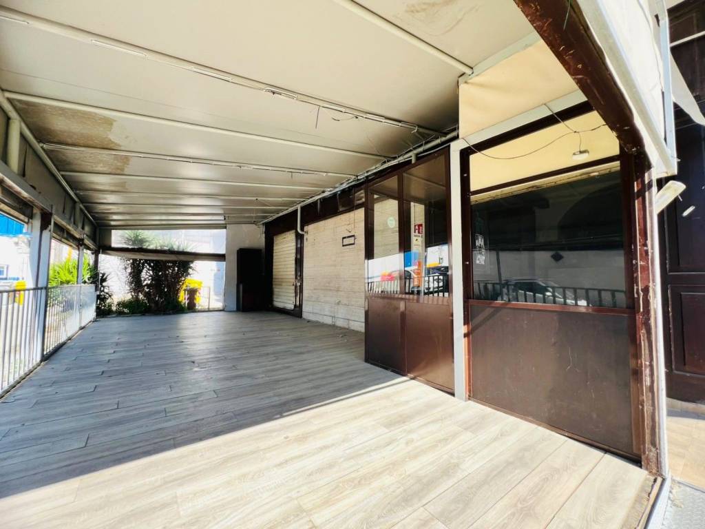 negozio in affitto a Napoli in zona Barra