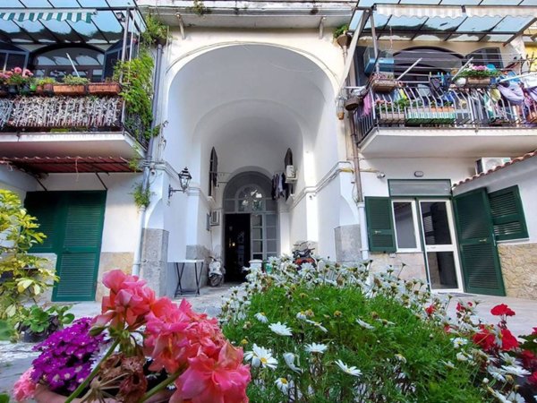 appartamento in affitto a Napoli in zona Chiaia