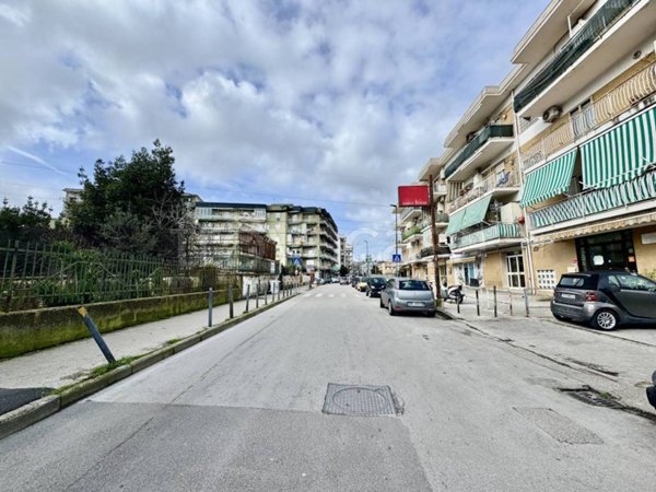 negozio in affitto a Napoli in zona Pianura