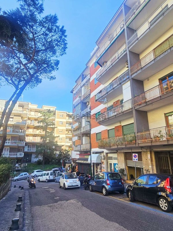 locale commerciale in affitto a Napoli in zona Vomero