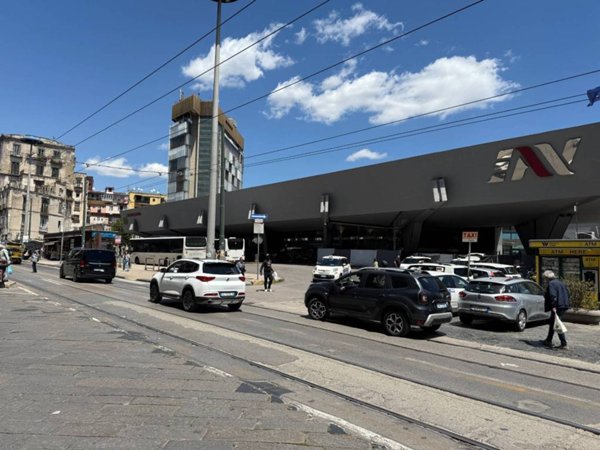 intera palazzina in affitto a Napoli in zona Pendino / San Giuseppe