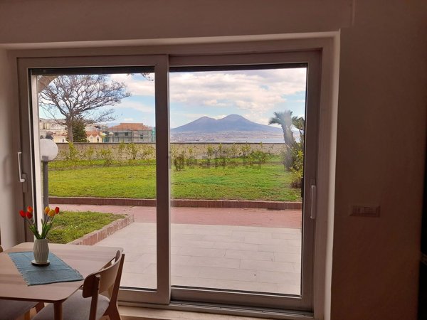 appartamento in affitto a Napoli in zona Chiaia