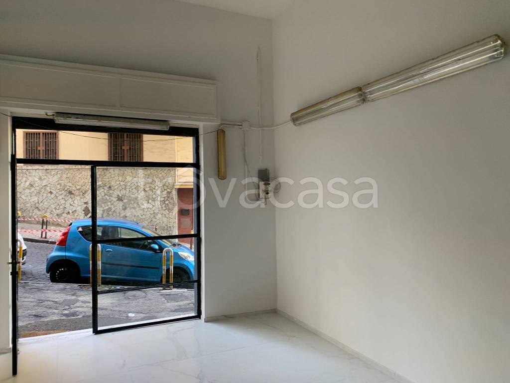 negozio in affitto a Napoli in zona Vomero