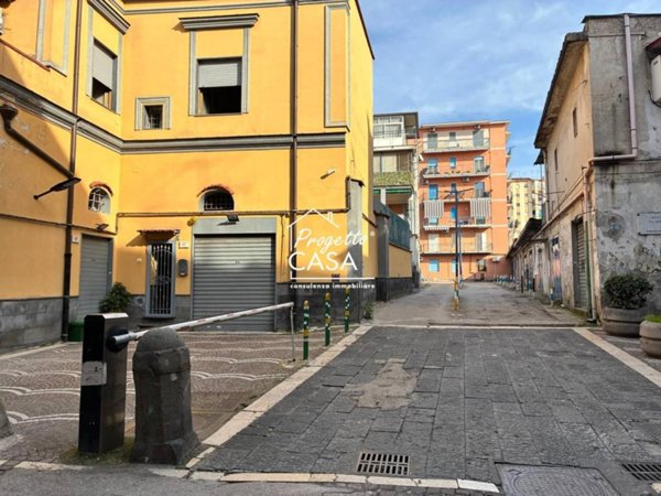 negozio in affitto a Napoli in zona Barra