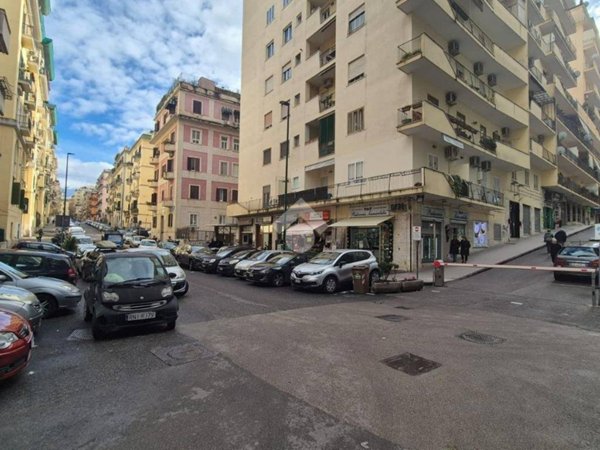 negozio in affitto a Napoli in zona Vomero