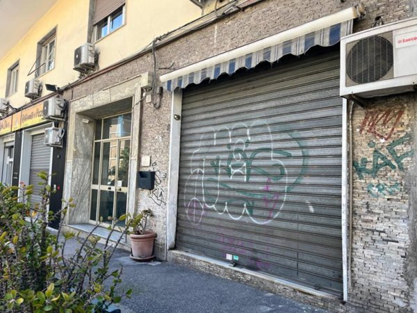 negozio in affitto a Napoli in zona Fuorigrotta