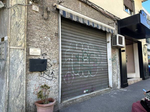 negozio in affitto a Napoli in zona Fuorigrotta