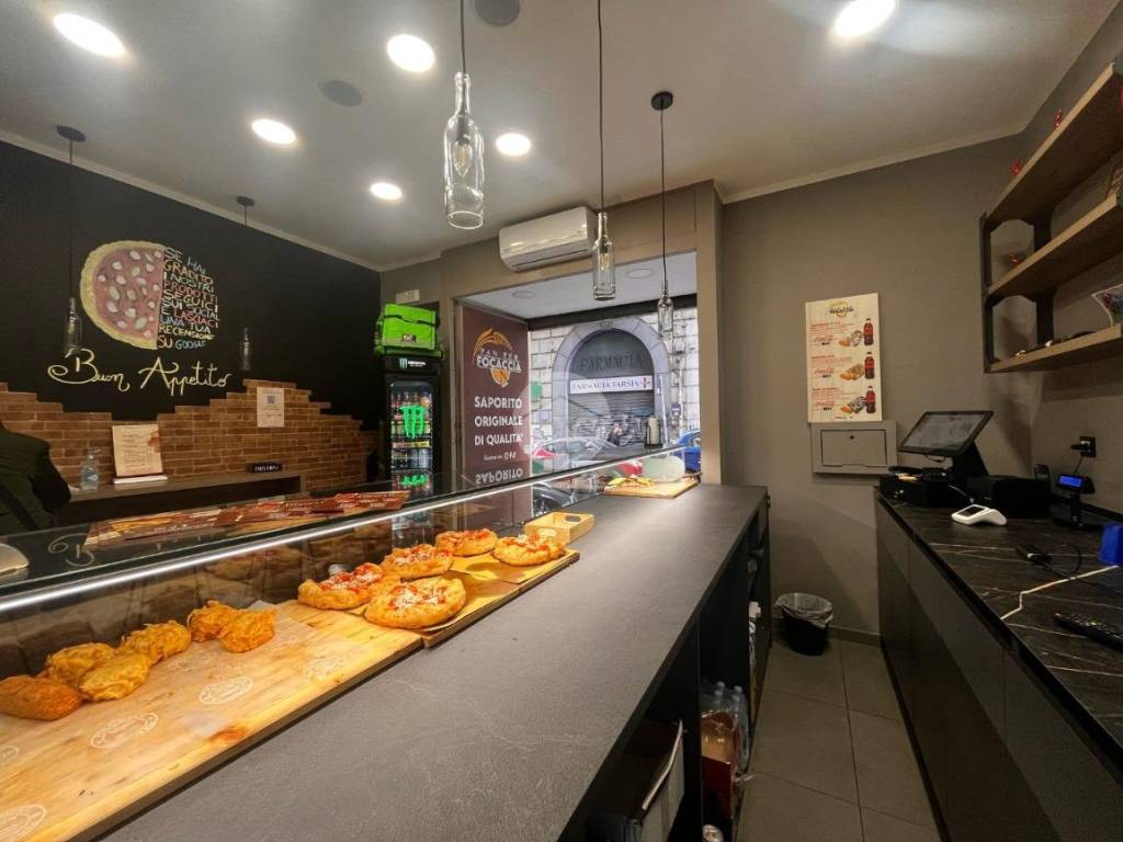 negozio in affitto a Napoli
