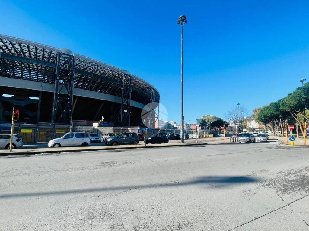 negozio in affitto a Napoli in zona Fuorigrotta