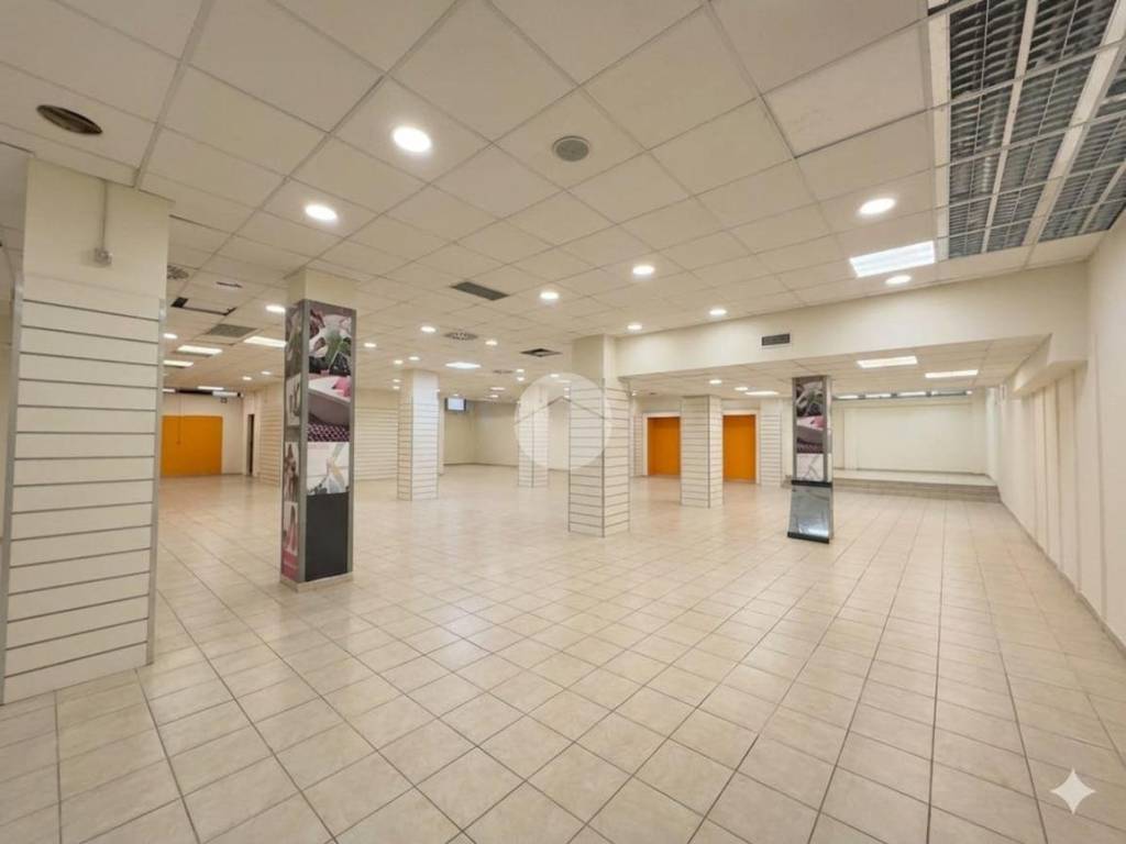 negozio in affitto a Napoli in zona Fuorigrotta