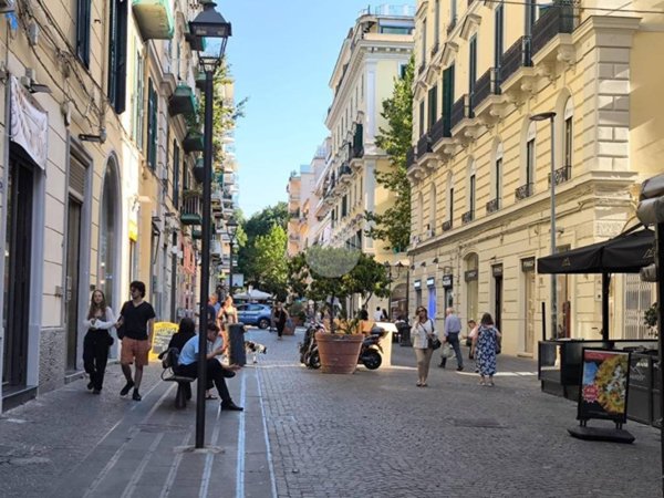 locale commerciale in affitto a Napoli in zona Vomero