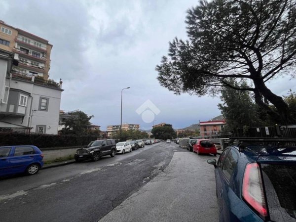 negozio in affitto a Napoli in zona Vomero