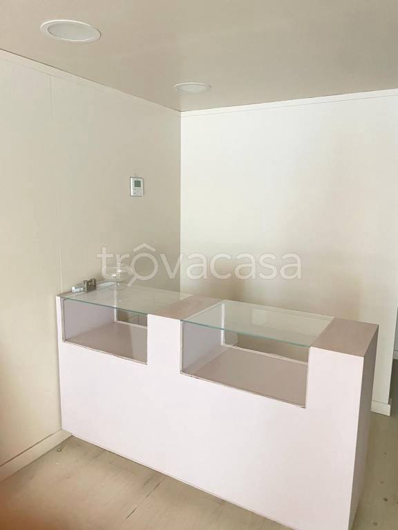 negozio in affitto a Napoli in zona Chiaia