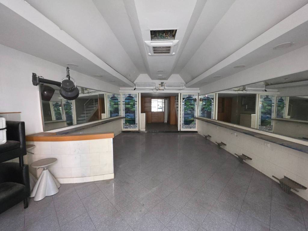 negozio in affitto a Napoli in zona Stella