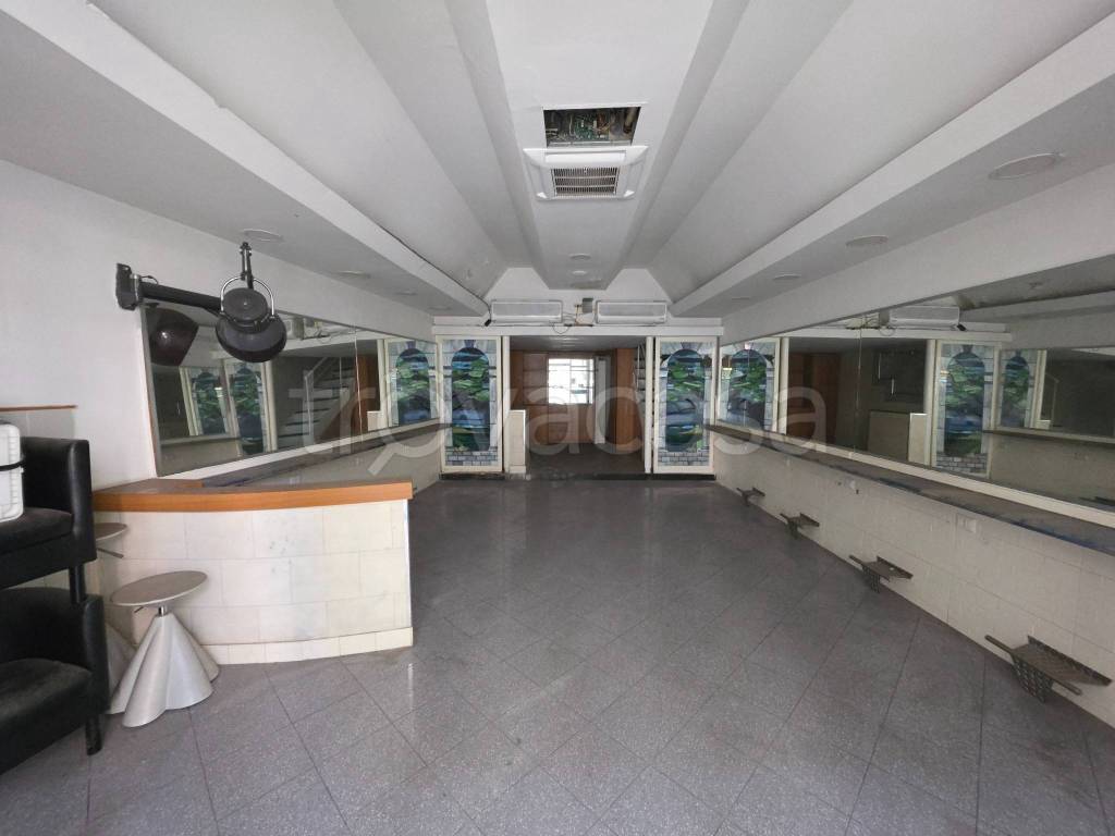 negozio in affitto a Napoli in zona San Carlo all'Arena