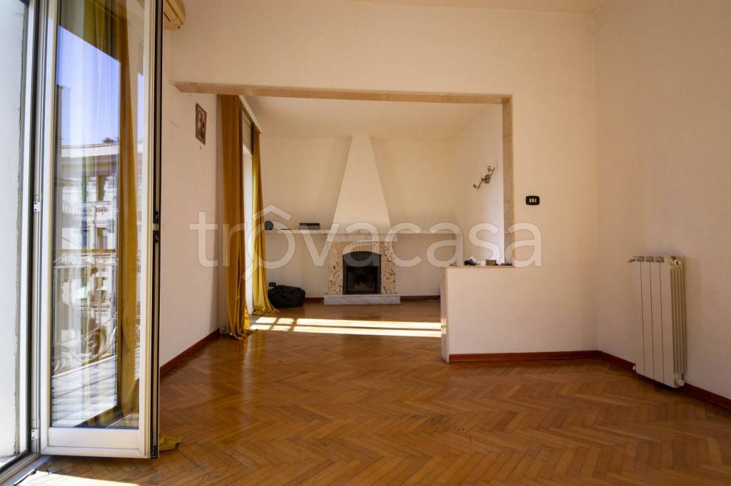 appartamento in affitto a Napoli in zona Chiaia