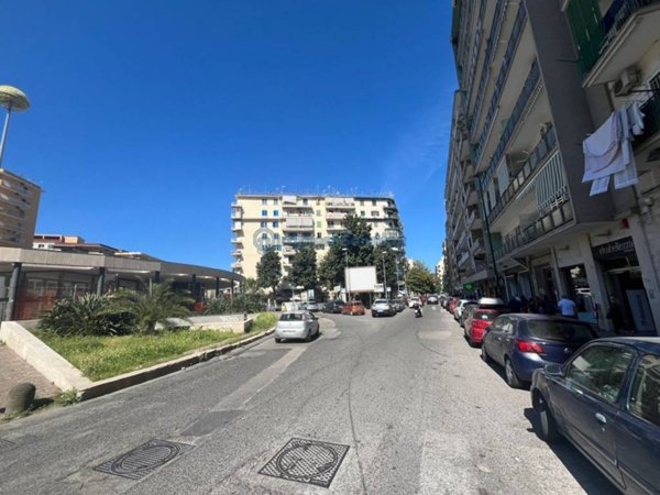 locale commerciale in affitto a Napoli in zona Fuorigrotta