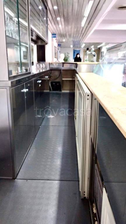 negozio in affitto a Napoli in zona Vomero