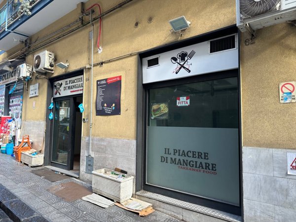 locale commerciale in affitto a Napoli in zona Vomero
