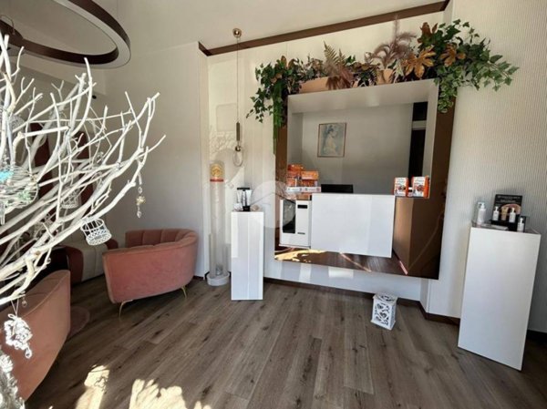 negozio in affitto a Napoli in zona Zona Industriale-Ferrovia