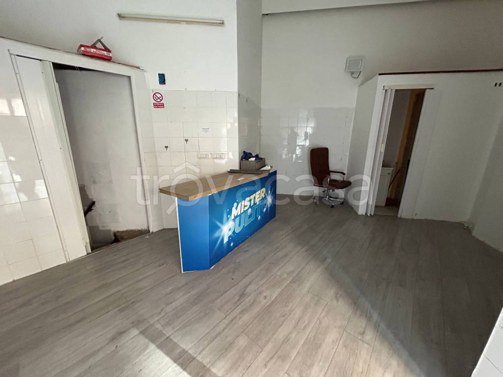 negozio in affitto a Napoli in zona Arenella