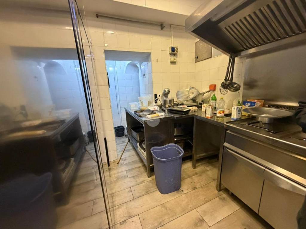negozio in affitto a Napoli in zona Chiaia