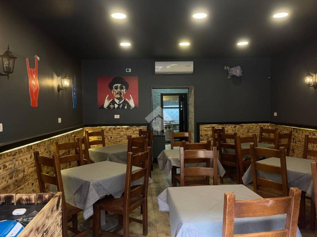 negozio in affitto a Napoli in zona Chiaia