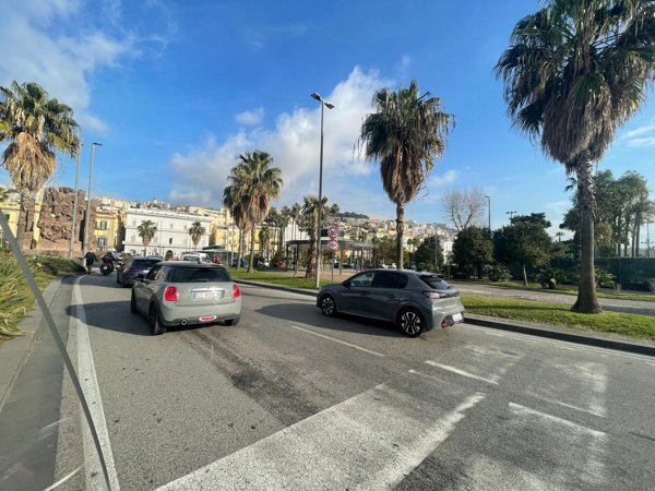 locale commerciale in affitto a Napoli in zona Chiaia