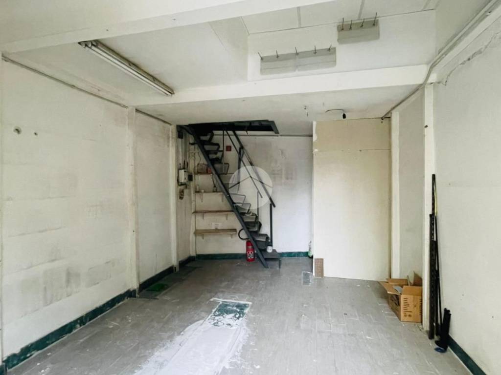 negozio in affitto a Napoli in zona Fuorigrotta