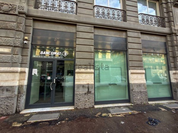 negozio in affitto a Napoli in zona Porto