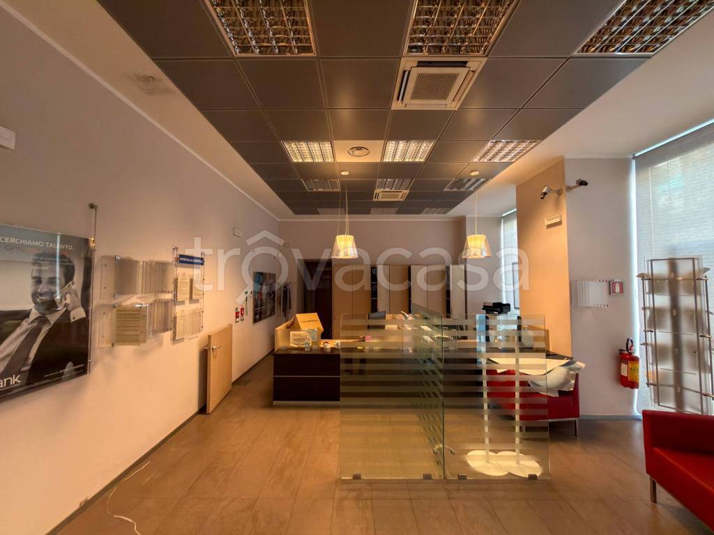 negozio in affitto a Napoli in zona Porto