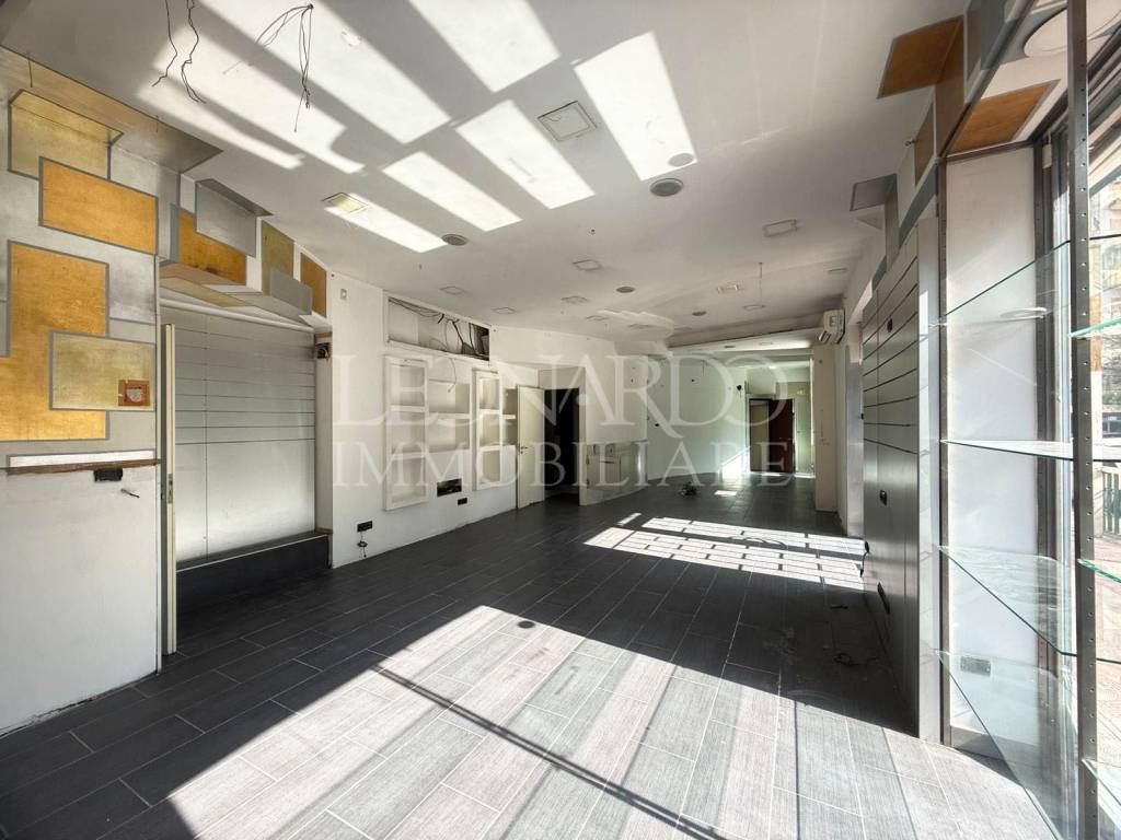 negozio in affitto a Napoli in zona Vomero