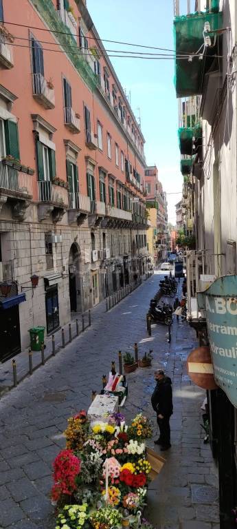 negozio in affitto a Napoli in zona Chiaia