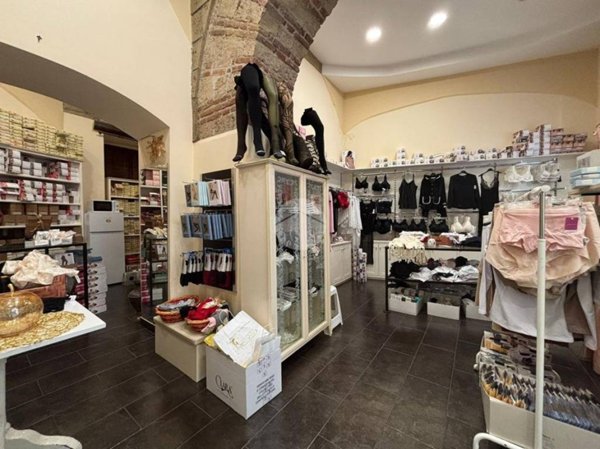 negozio in affitto a Napoli in zona Pendino / San Giuseppe