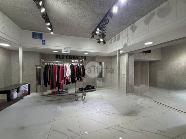 negozio in affitto a Napoli in zona San Carlo all'Arena