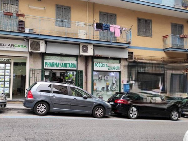 negozio in affitto a Napoli in zona Fuorigrotta