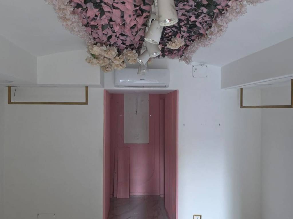 negozio in affitto a Napoli in zona Chiaia