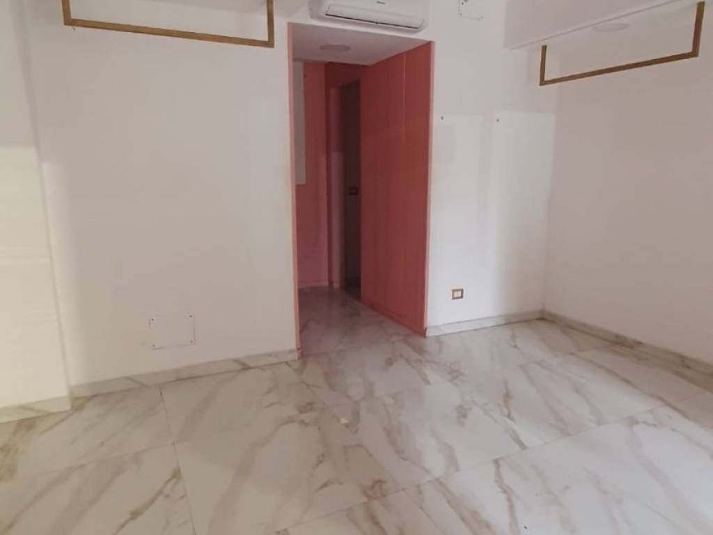 negozio in affitto a Napoli in zona Chiaia