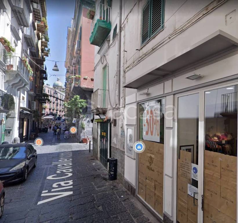 negozio in affitto a Napoli in zona Chiaia
